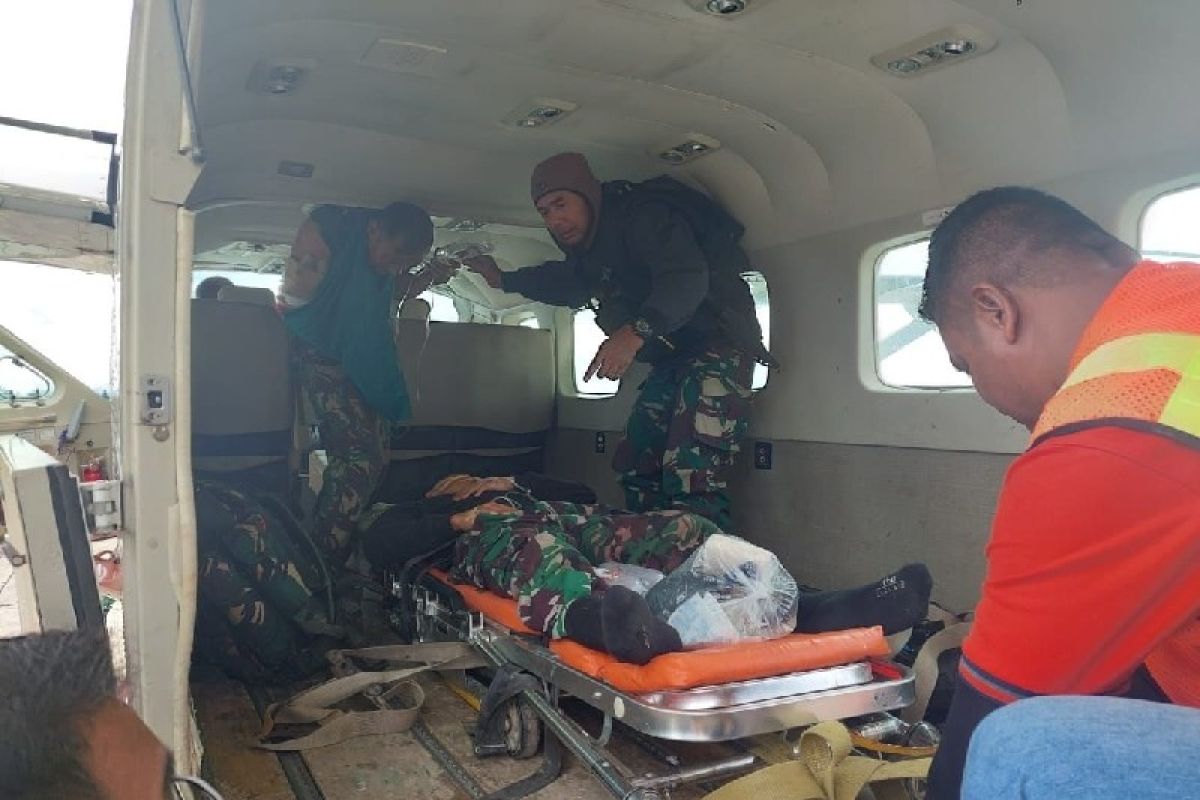 Dua prajurit TNI tertembak saat dihadang KKB