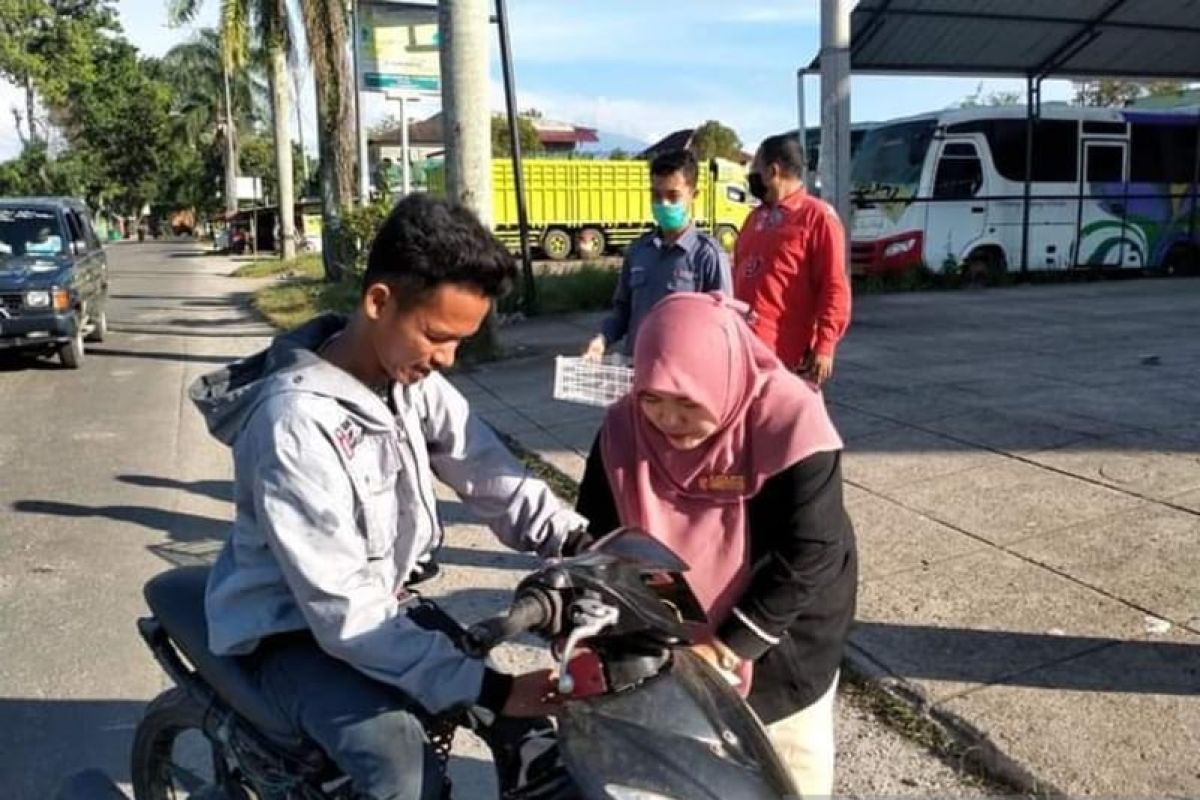 Bawaslu Kota Solok bagikan takjil ke masyarakat di lingkungan kantor