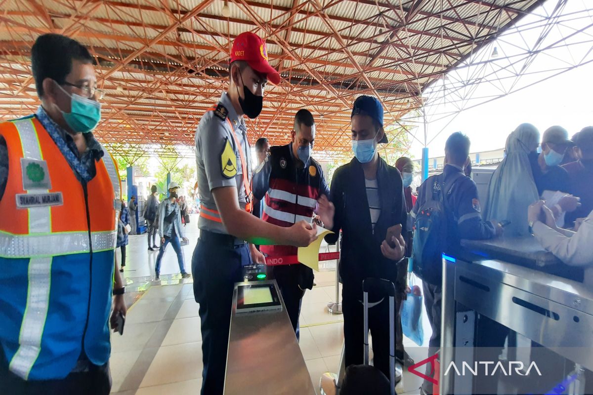 ARUS MUDIK - Puncak arus mudik di Pelabuhan Trisakti terjadi pada H-5