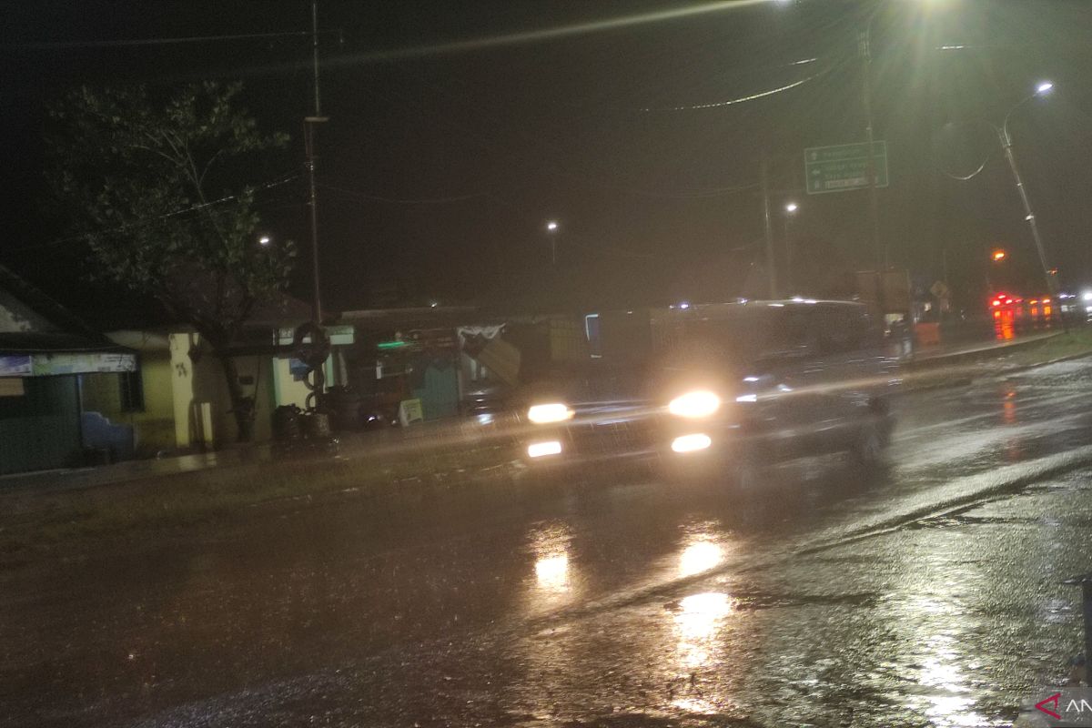 Pemudik diimbau waspada jalan licin keluar gerbang tol Keramasan