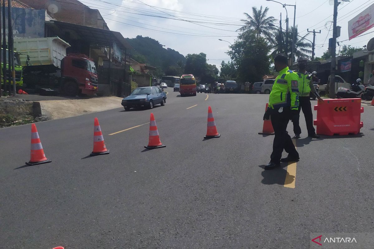 Polisi alihkan arus pemudik di Simpang Nagreg H-2 Lebaran 2022