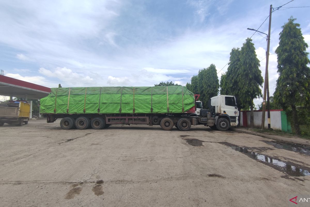 Truk angkutan barang nonpangan mulai dihentikan di Palembang