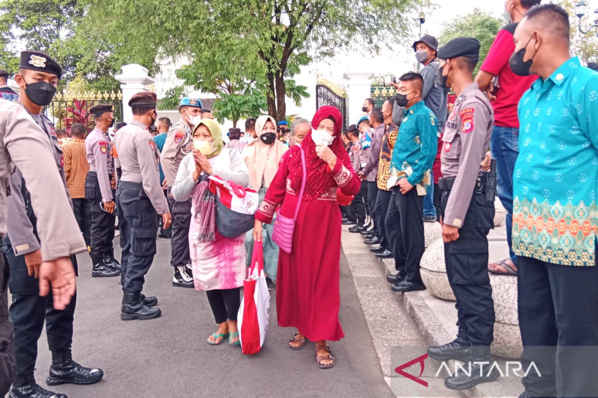 Presiden Jokowi bagikan ribuan paket sembako