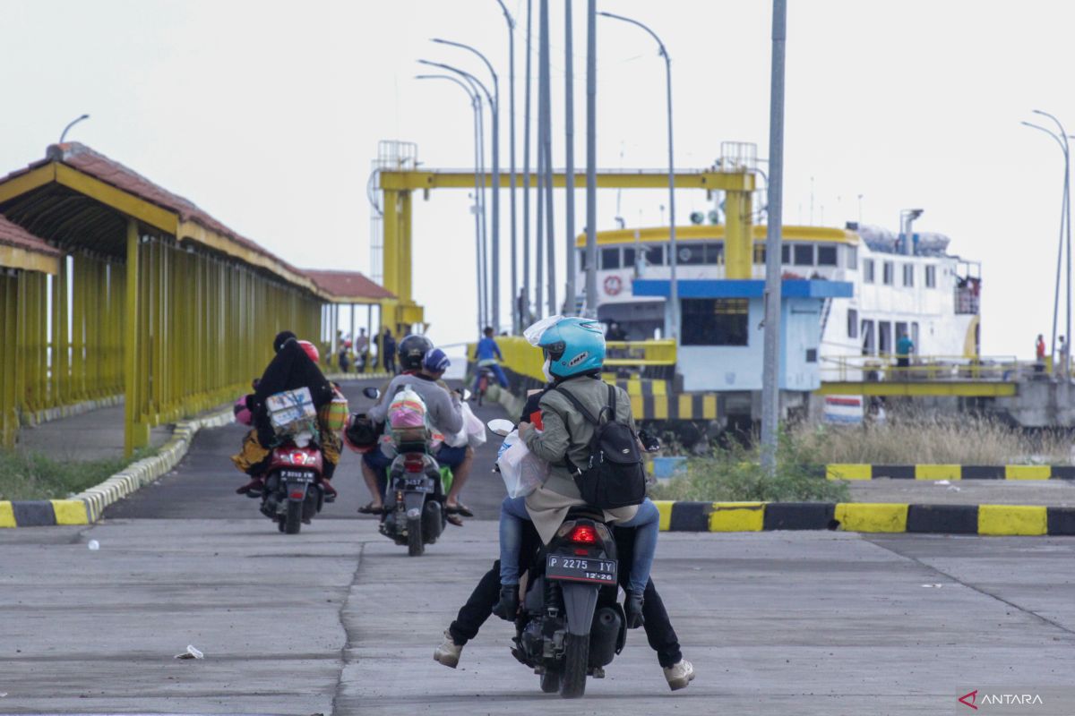 Arus mudik, H-2 Lebaran Pelabuhan Jangkar Situbondo masih dipadati penumpang