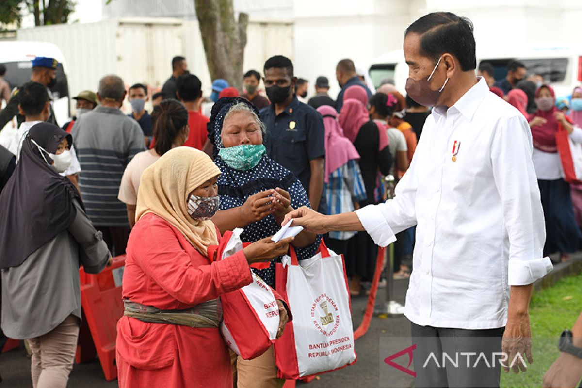 Presiden Jokowi bagikan ribuan paket sembako untuk warga Yogyakarta