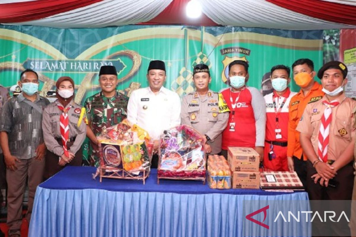 Forkopimda Sampang bagikan parsel kepada petugas pengamanan mudik Lebaran