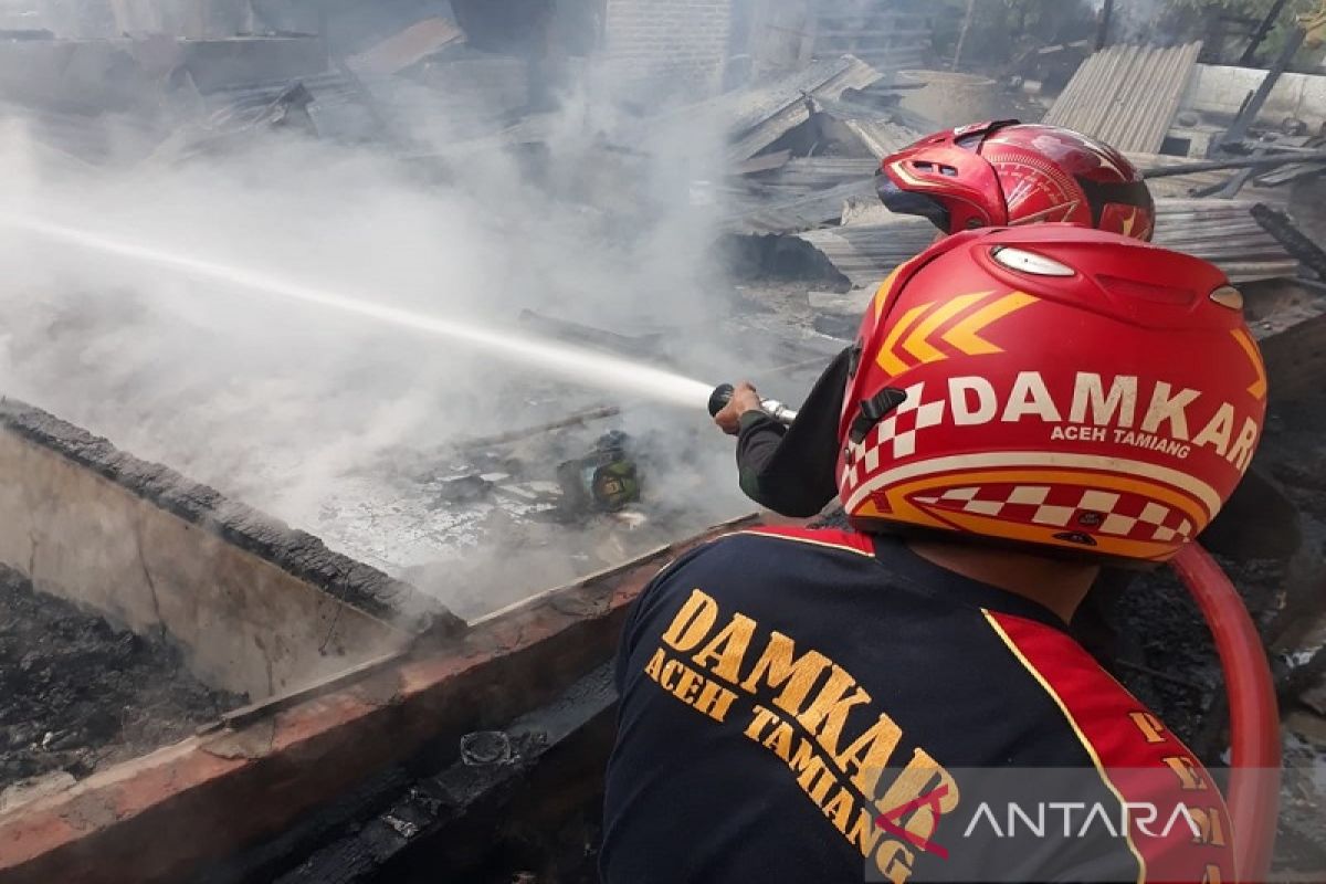 Ditinggal menjenguk anak ke rumah sakit, rumah warga Seruway Aceh Tamiang ludes terbakar