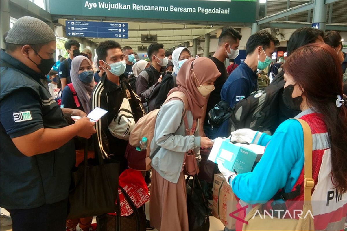 PMI bagikan 1.000 masker gratis untuk pemudik di Stasiun Pasar Senen