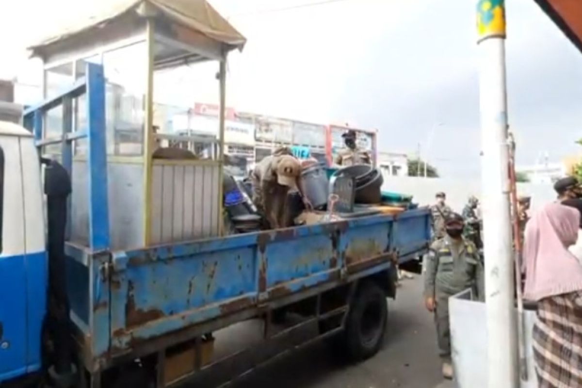 PKL adu mulut dengan Satpol PP saat penertiban di Jatinegara