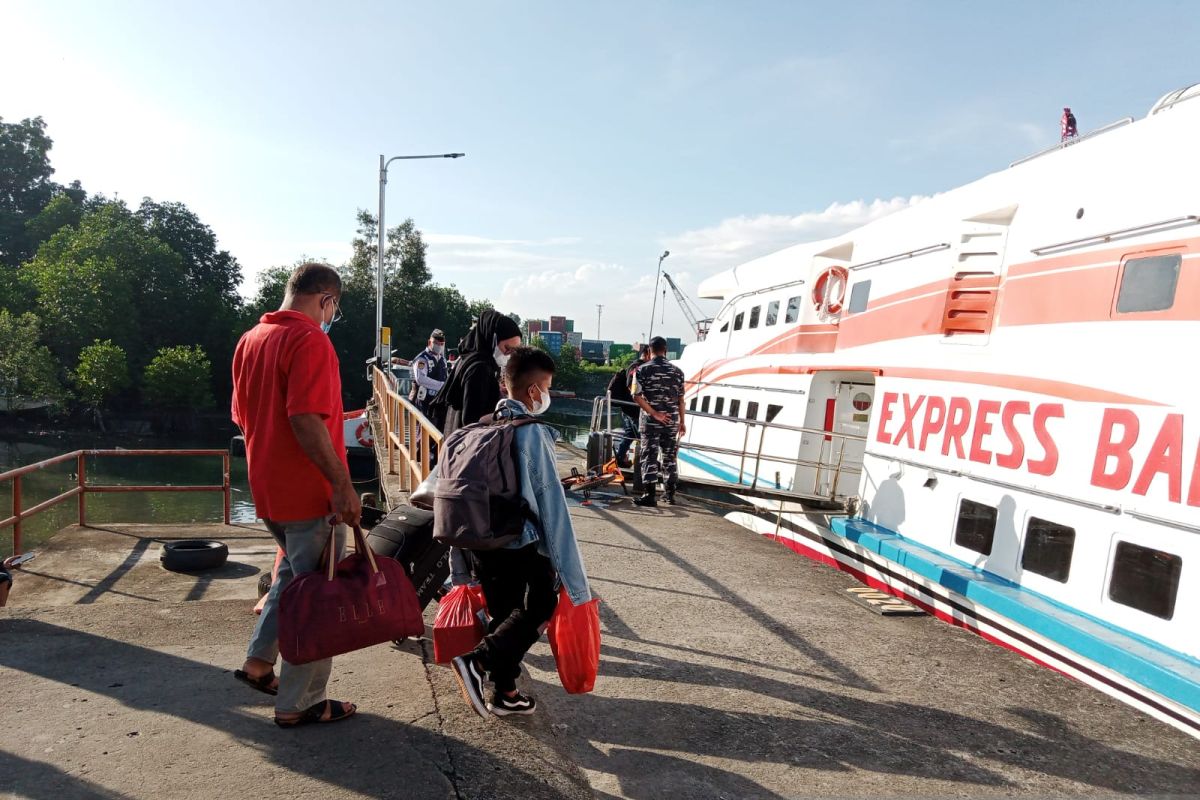 Arus Pemudik di Pelabuhan Tanjung Pandan turun