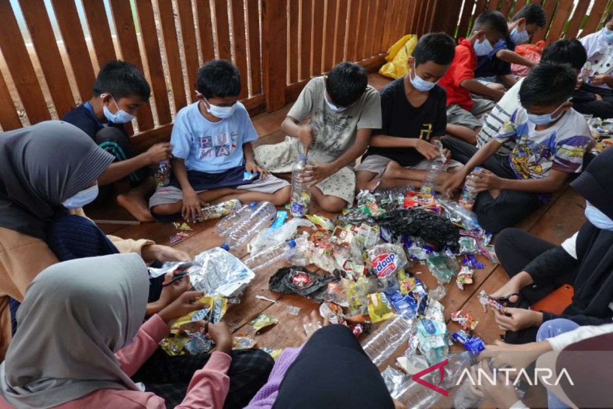 Menyiapkan generasi perawat bumi Wakatobi Sultra