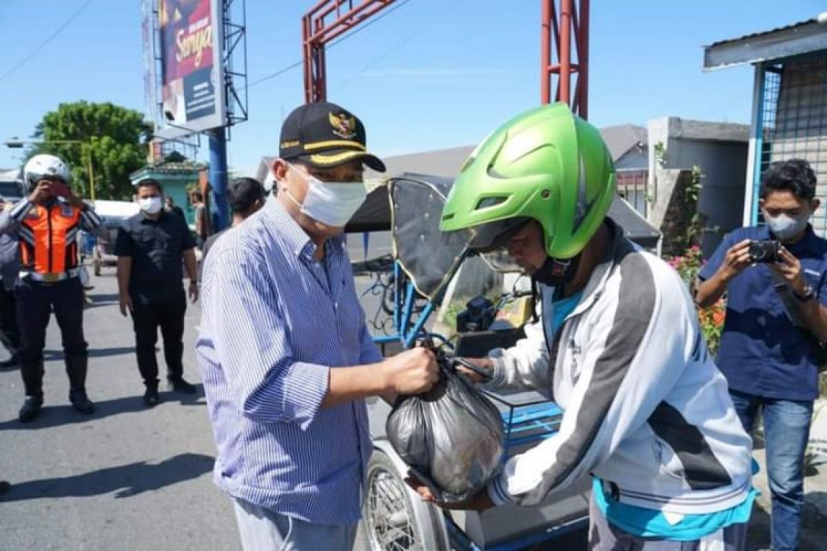 Wali Kota Tebing Tinggi bagikan paket sembako kepada pengemudi betor