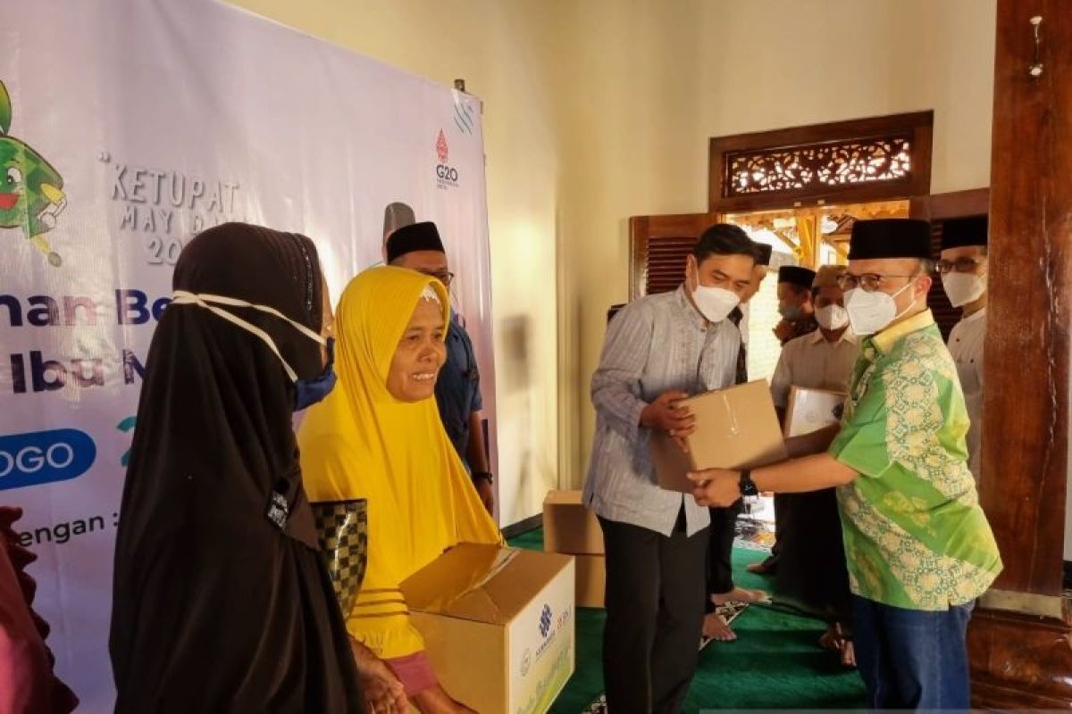 Kemnaker salurkan paket sembako ke masyarakat untuk berbagi berkah Ramadhan