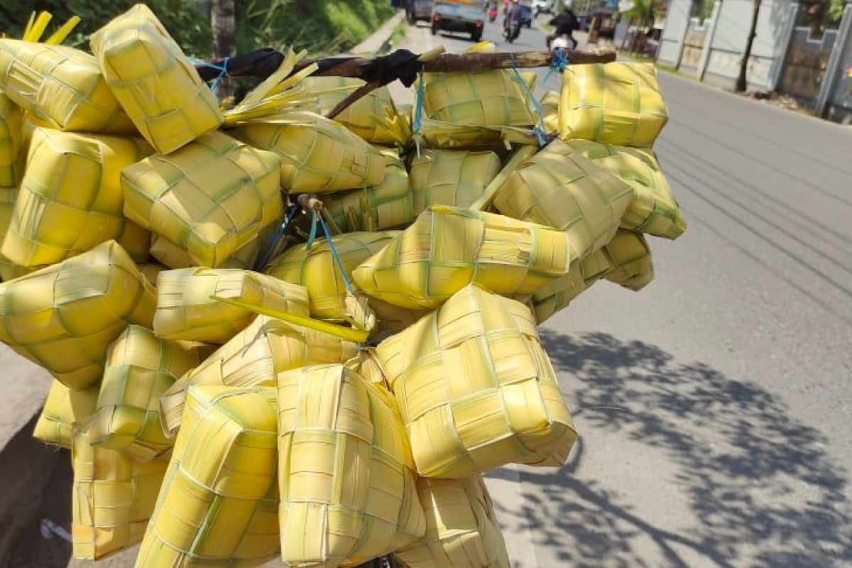 Penjualan kerongkong ketupat marak jelang lebaran