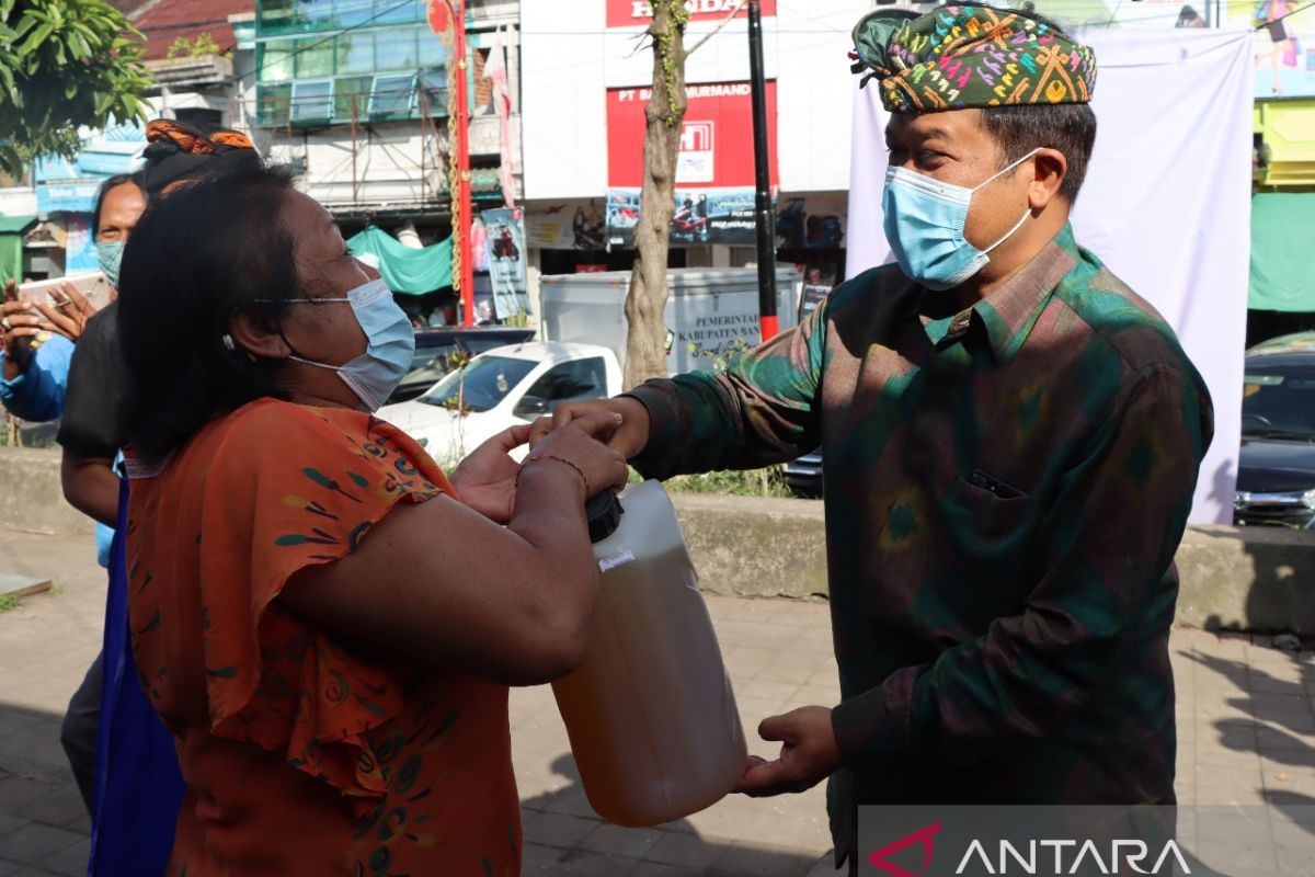 Bupati Bangli pantau operasi pasar minyak goreng curah