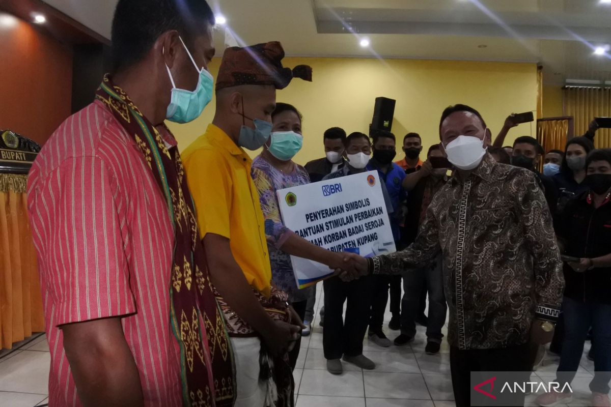Pemkab Kupang mulai distribusi bantuan bencana alam Seroja
