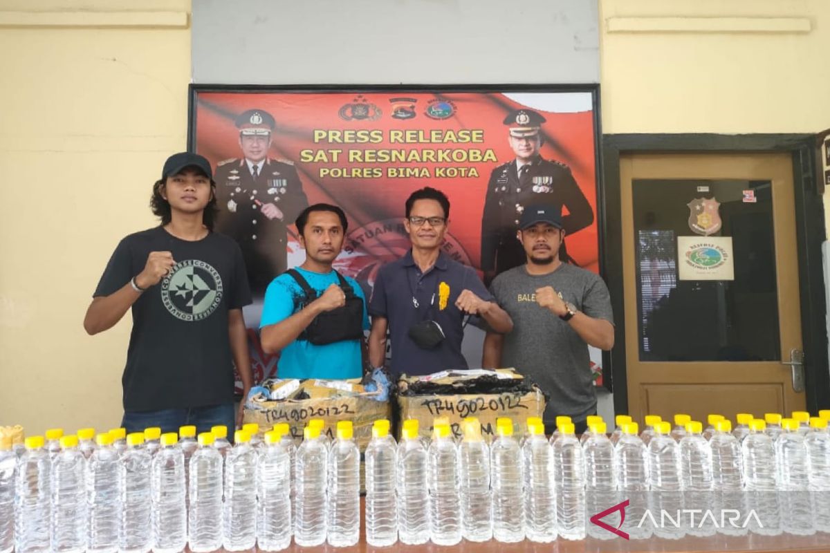 Polres Bima sita paket kiriman dari Bali berisi puluhan liter arak