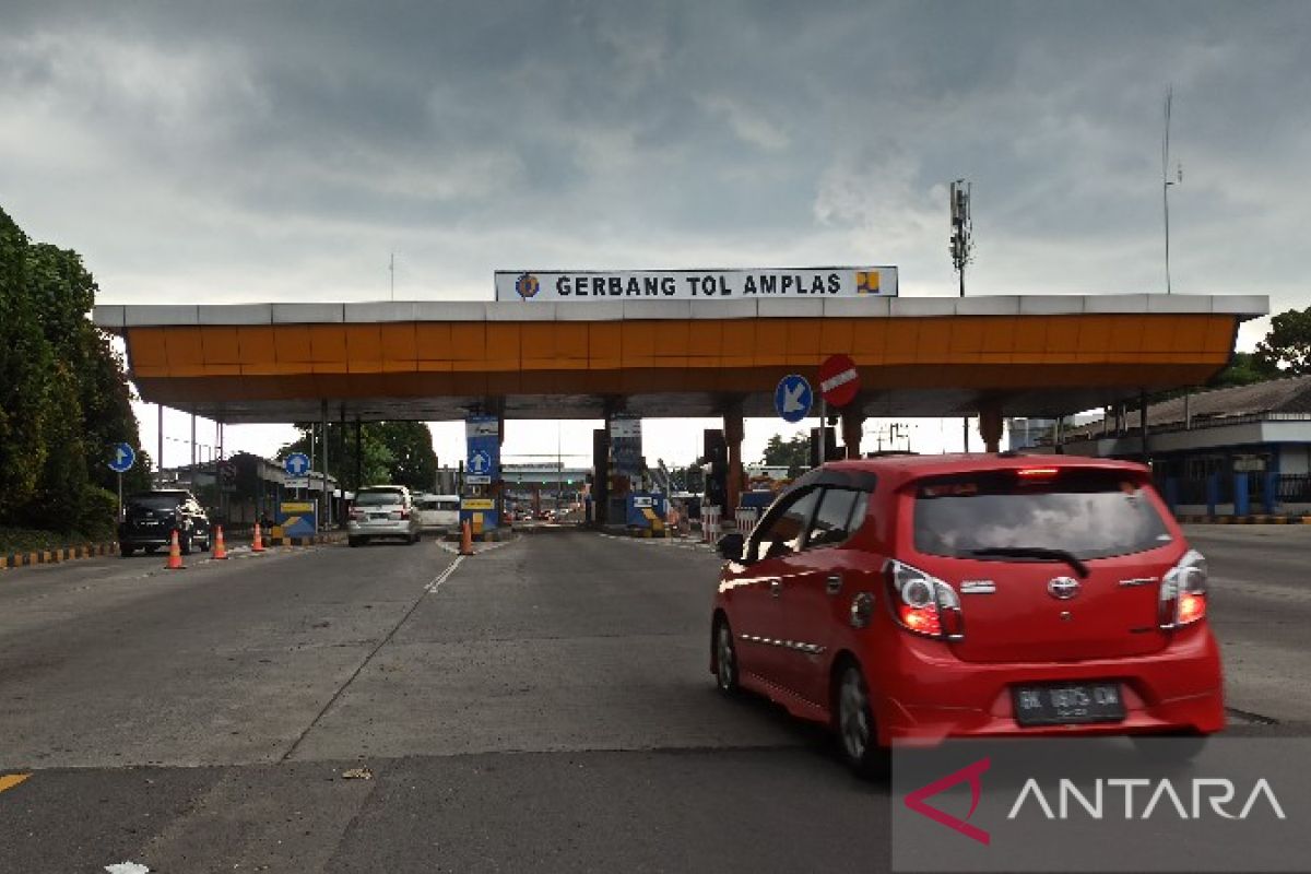 Arus kendaraan di Gerbang Tol Amplas Medan mulai landai pada H-1