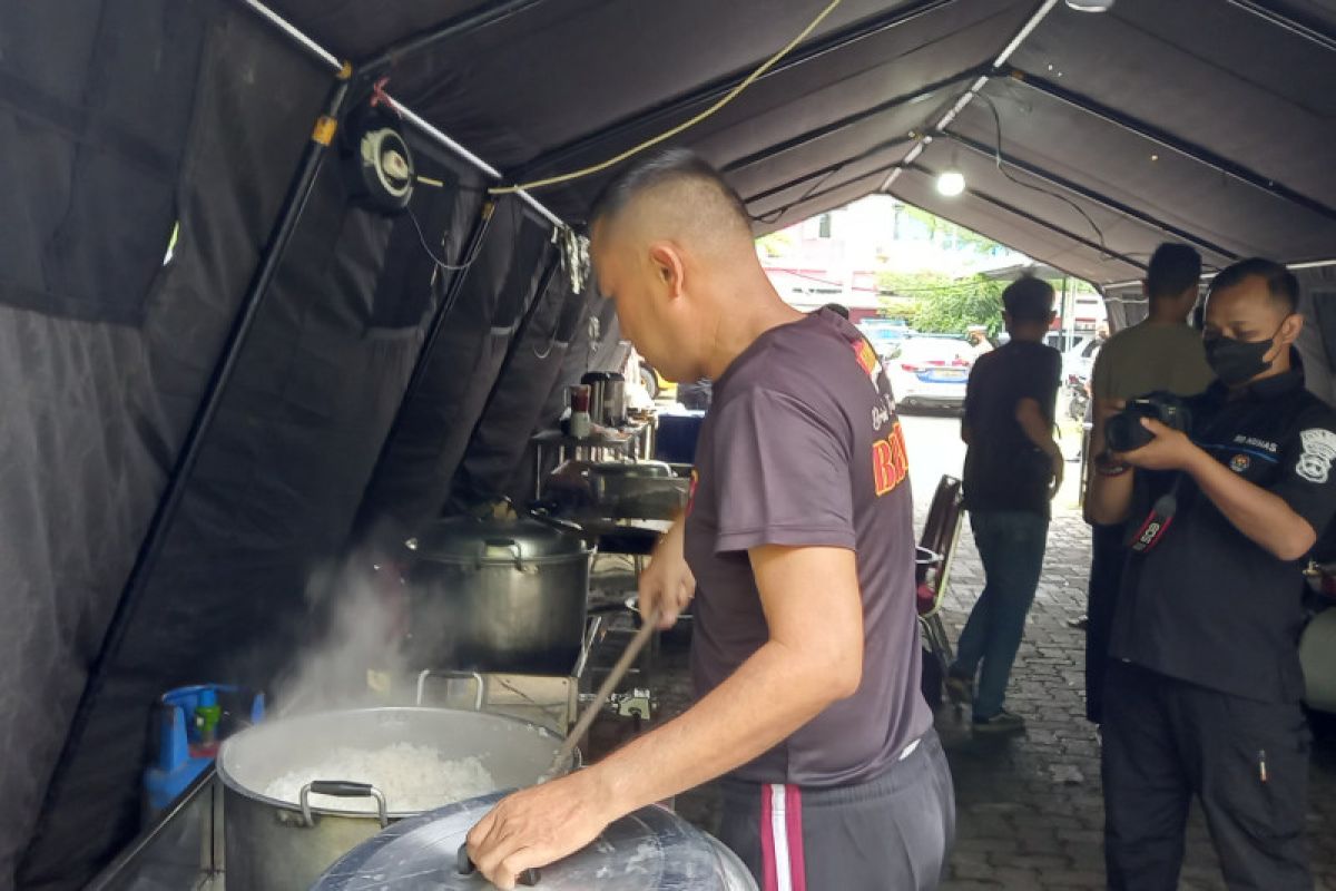 Brimob Polda Lampung menyiapkan 100 nasi bungkus untuk pemudik