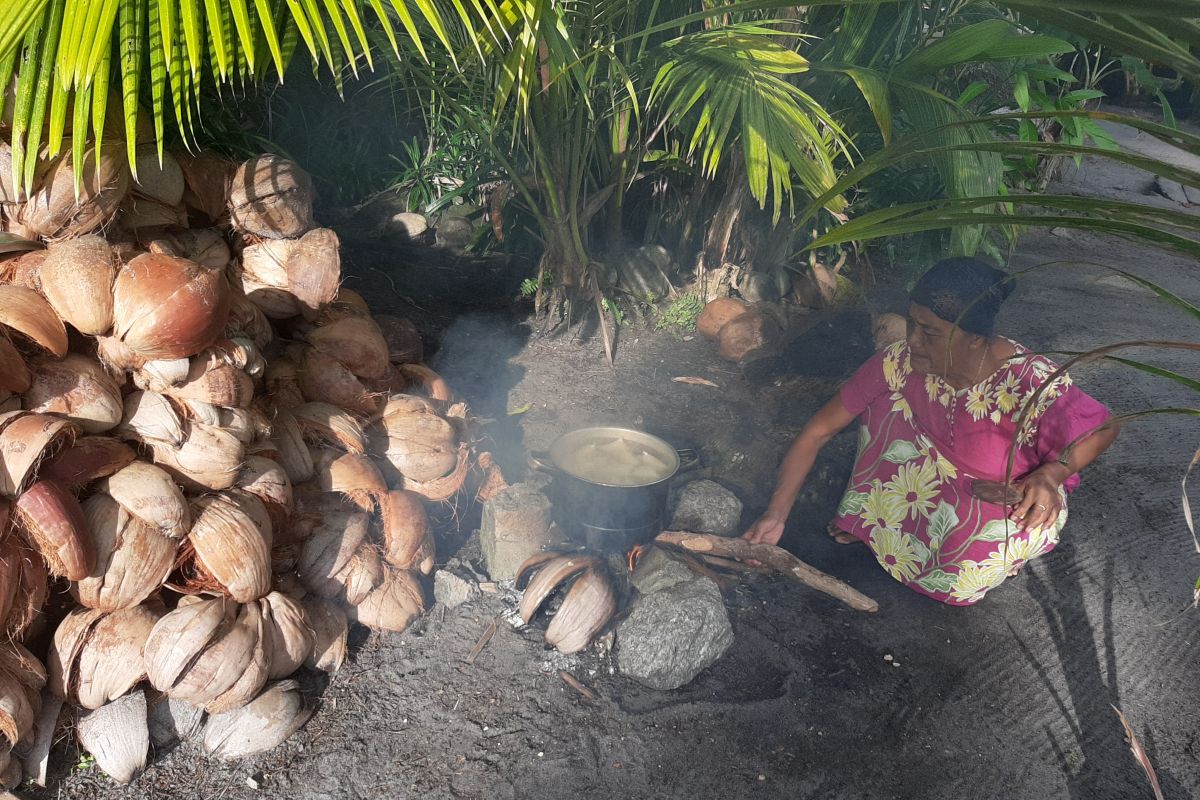 Tradisi merebus ketupat dengan tungku batu di Karimun