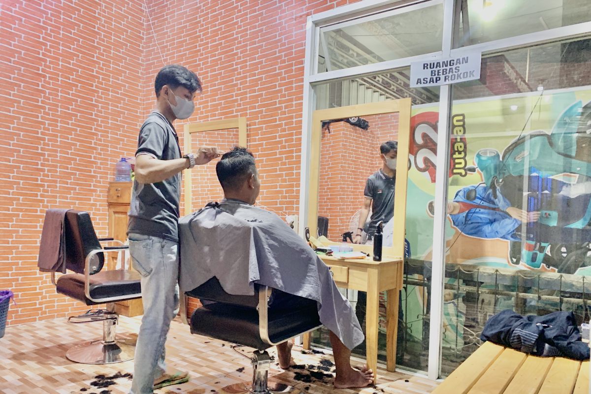Berkah lebaran jasa tukang cukur di Balangan banjir pelanggan