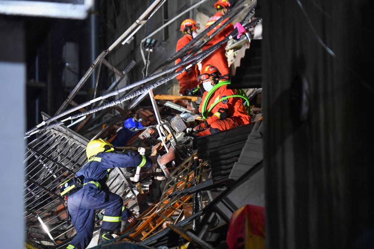 Lima orang berhasil diselamatkan usai bangunan runtuh di China tengah