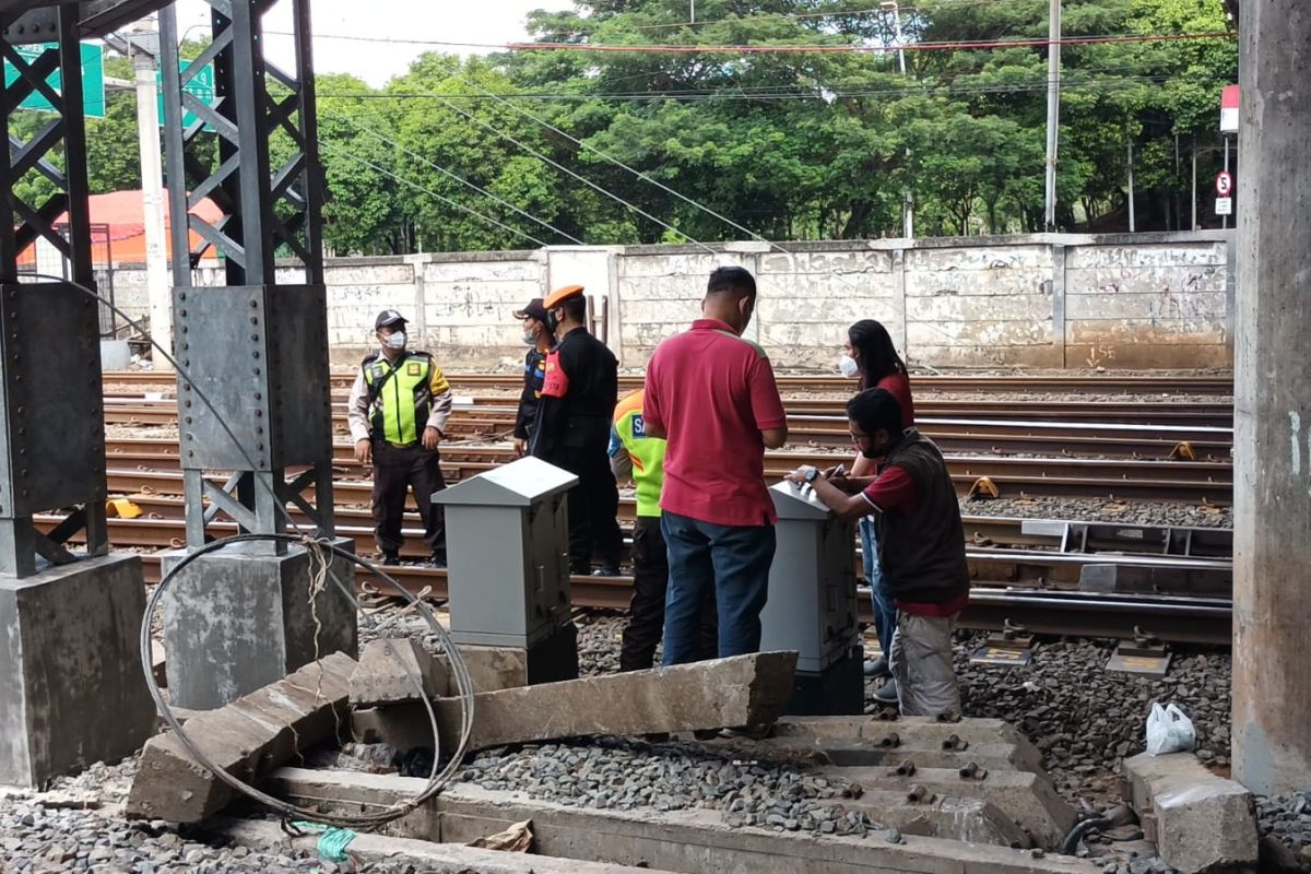 Seorang pria tewas setelah lompat dari Jembatan Layang Jatinegara