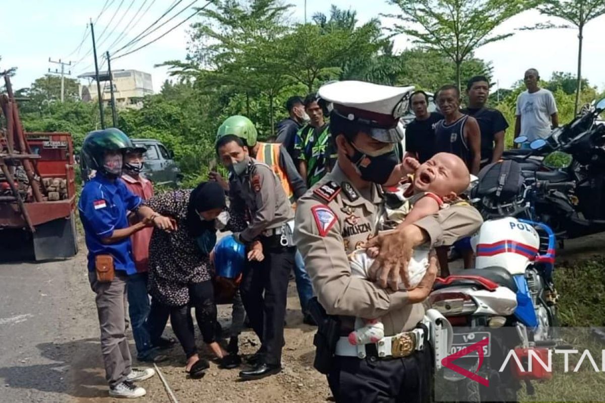 Polisi evakuasi  balita korban kecelakaan di Jalinteng Sumatera