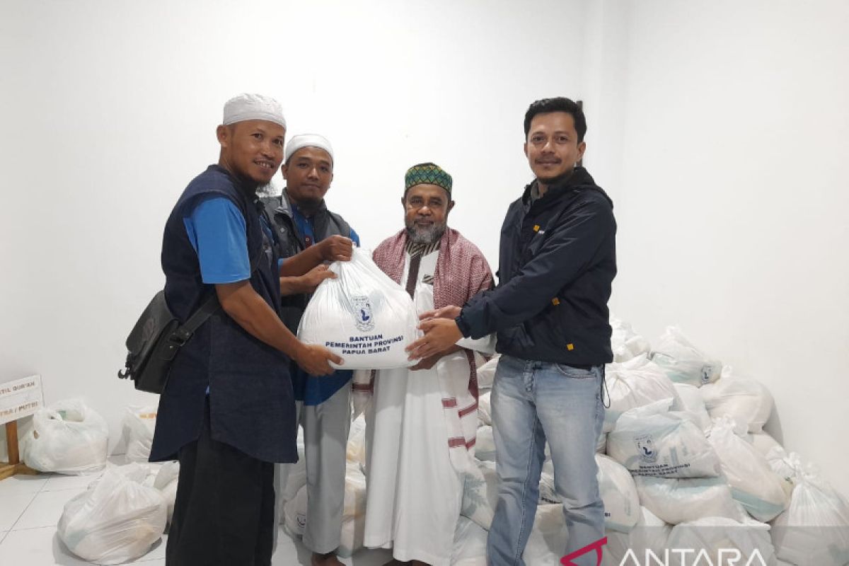 Gubernur berikan bantuan 1.000 paket sembako bagi muslim Raja Ampat