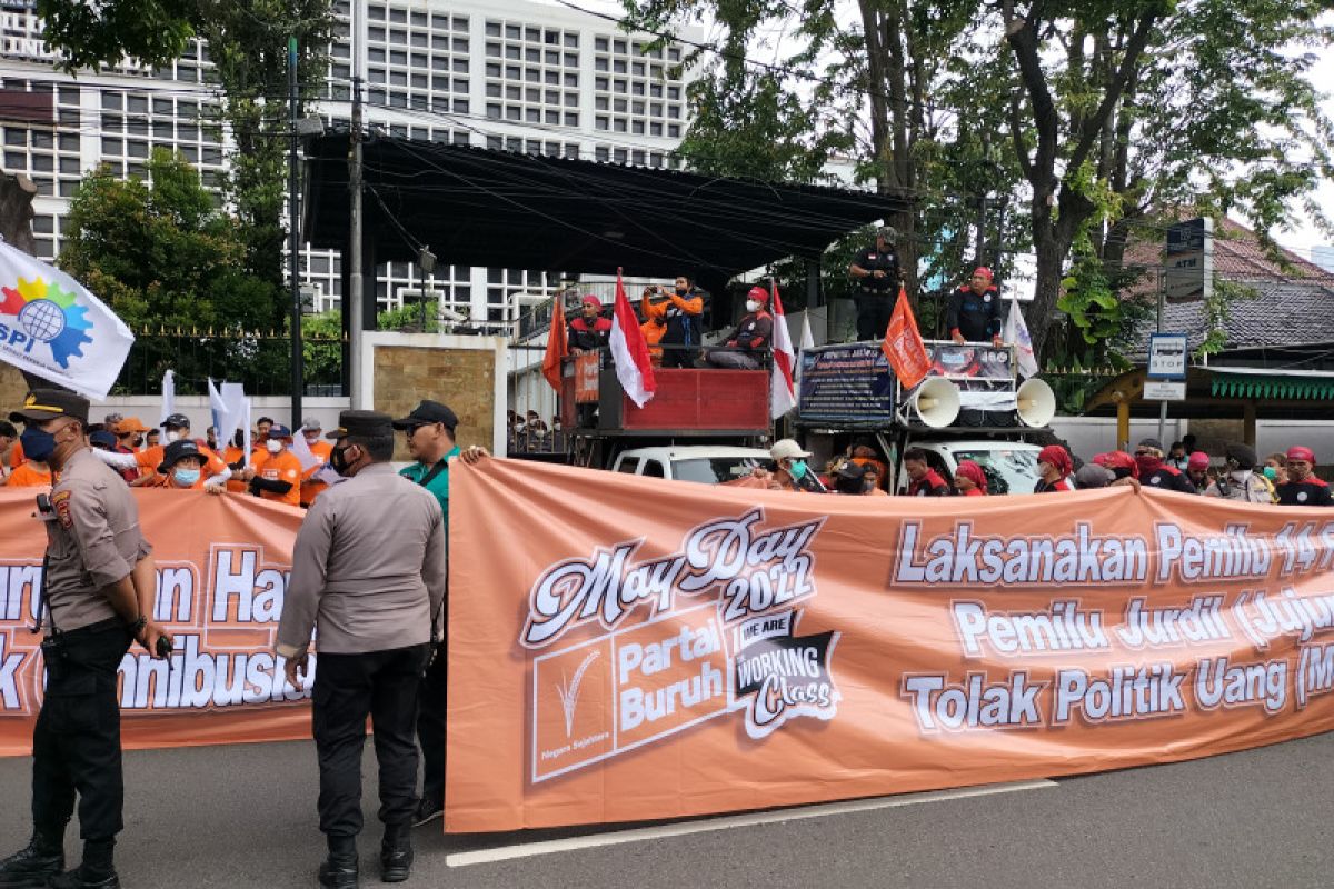 Massa buruh mulai datangi gedung KPU