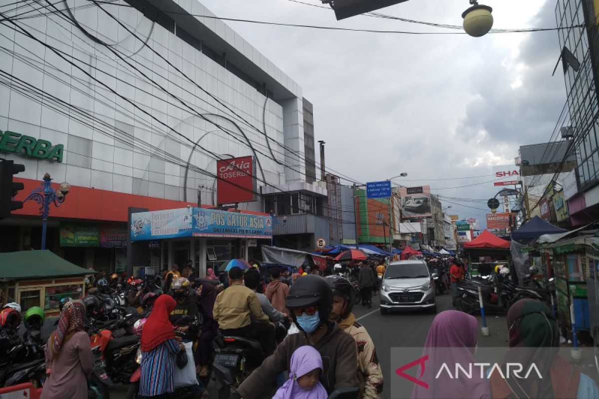 Arus kendaraan di jalur perkotaan Garut padat