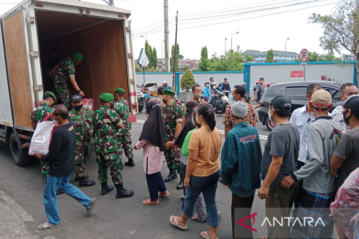 Ribuan warga Yogyakarta antre sembako Presiden di Pasar Serangan