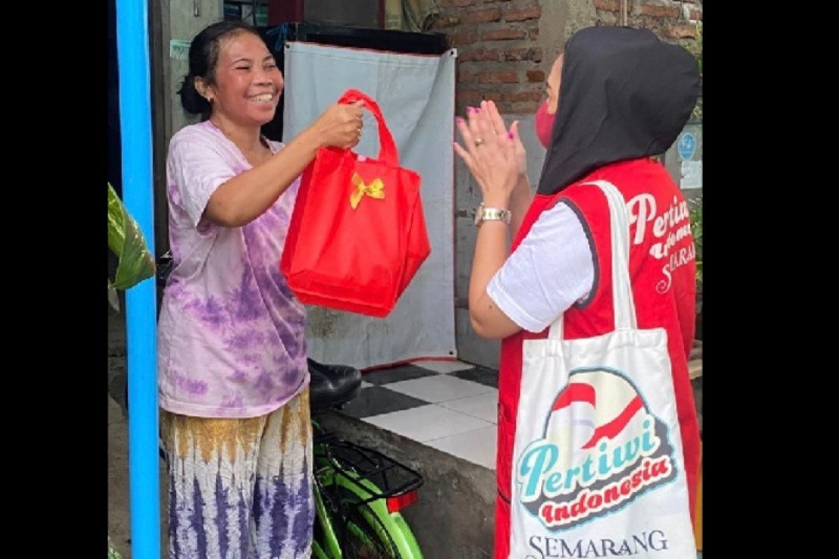 Selama Ramadhan 1443 Hijriah, Pertiwi Semarang berbagi makanan dengan warga