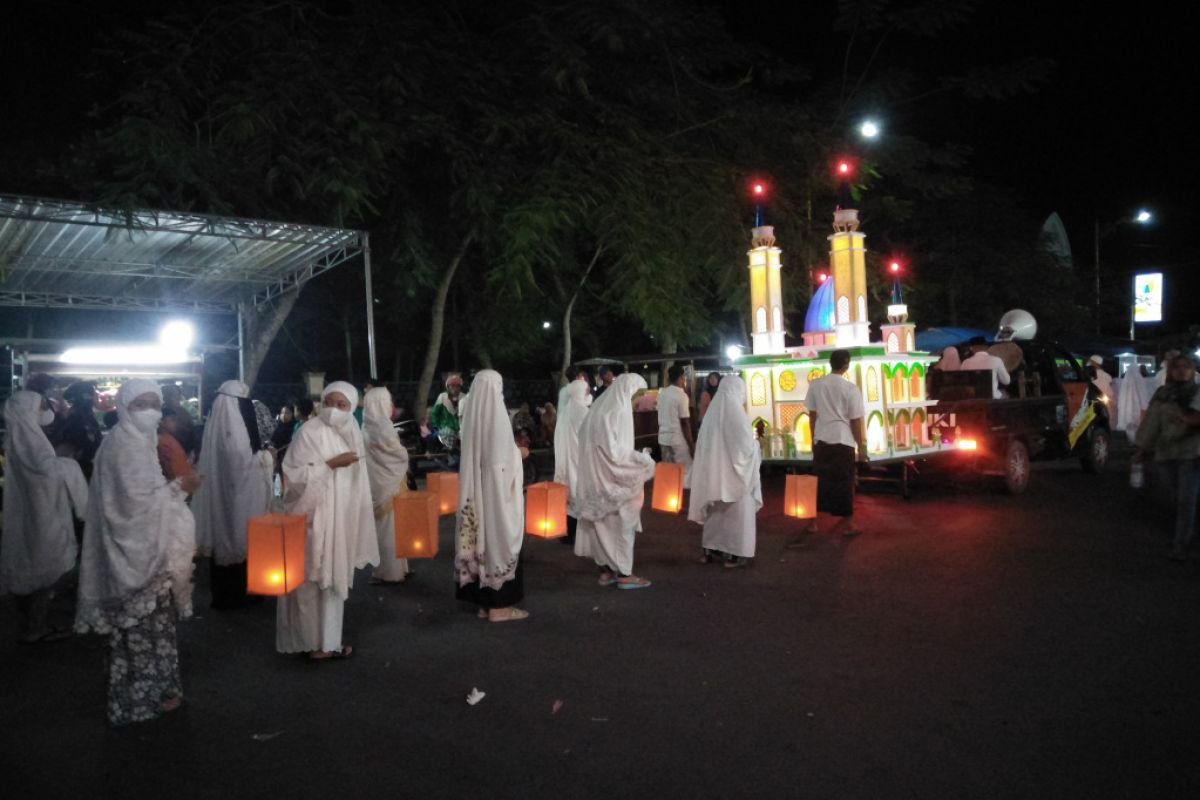 Warga Lombok Tengah merayakan hari kemenangan dengan Lomba takbiran