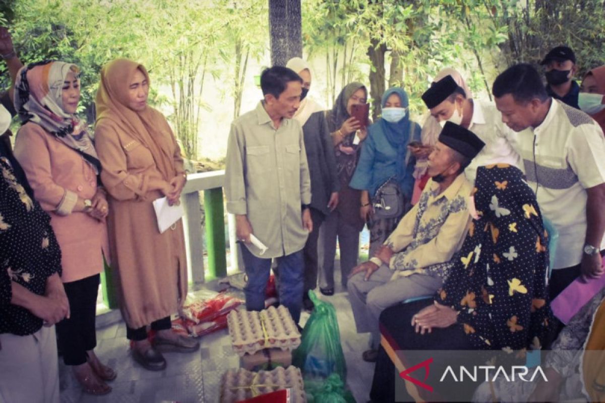 Pemkab Gorontalo serahkan bantuan bagi lansia dan disabilitas
