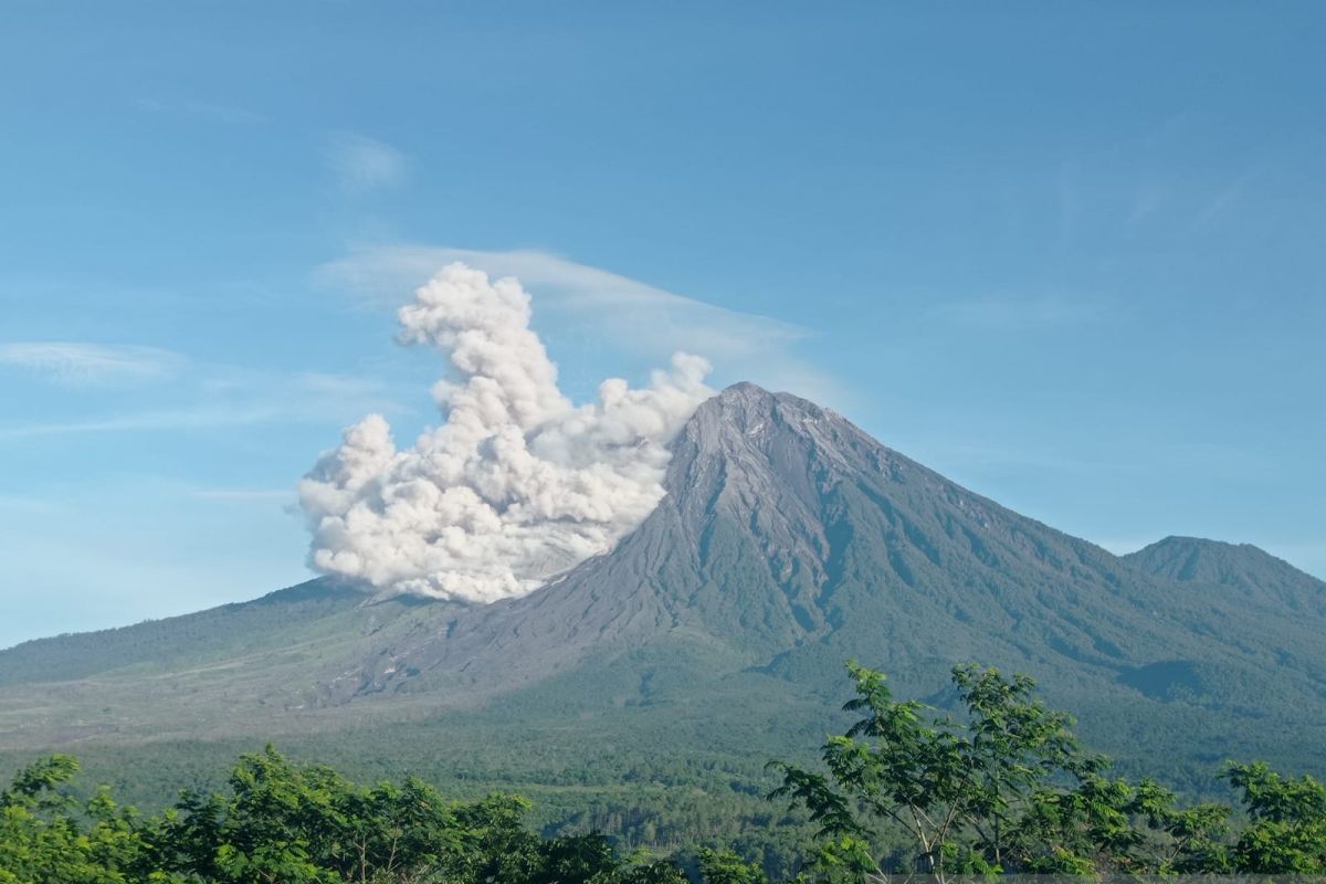 H-1 Lebaran, Gunung Semeru luncurkan awan panas guguran sejauh 3,5 km