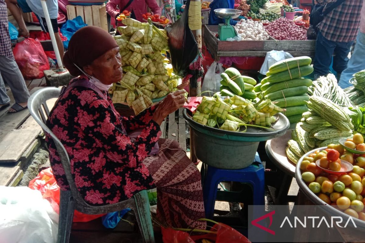 Pedagang sarang ketupat di Ambon panen rejeki jelang Lebaran