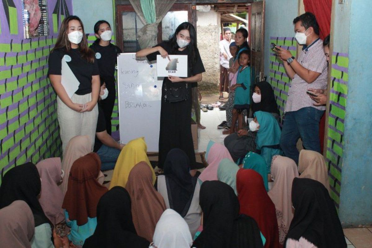 Jelang Lebaran, Amanda santuni dan ajari Bahasa Inggris anak Desa Gobang Bogor