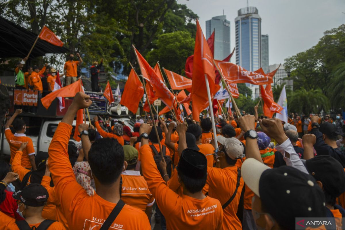 Massa buruh suarakan 18 tuntutan di DPR dan GBK