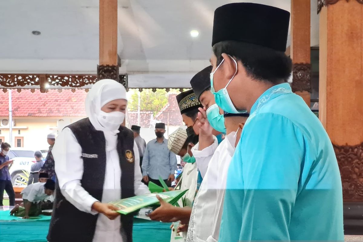 Gubernur Khofifah santuni ratusan yatim piatu di Situbondo