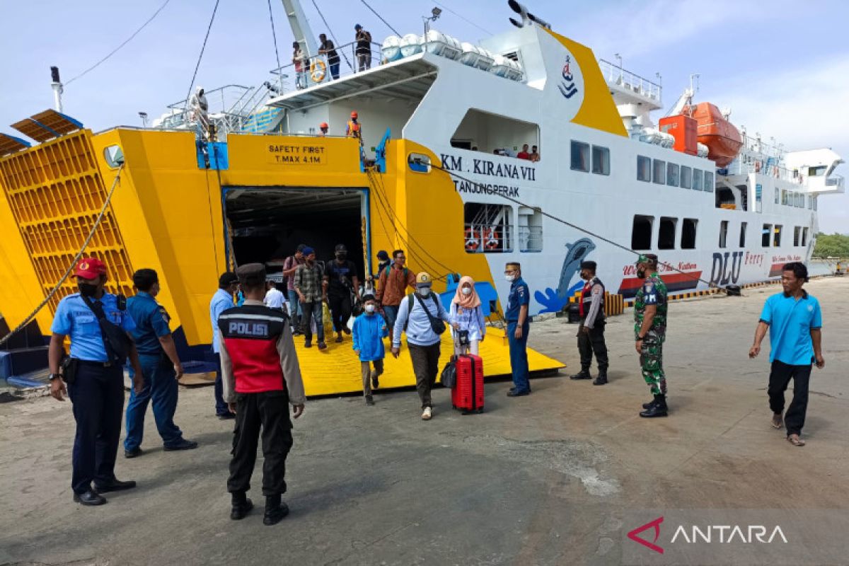 Pemudik melintas di Pelabuhan Lembar capai 32 ribu