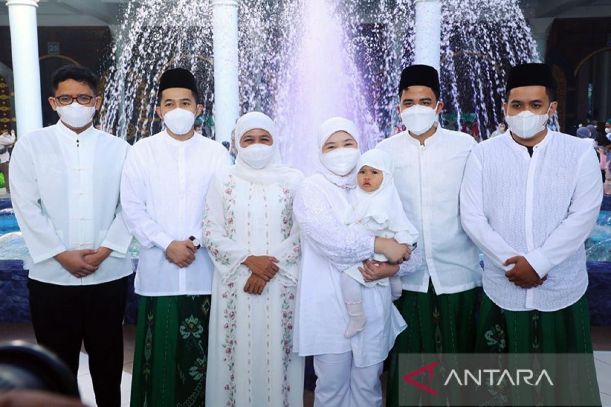 Gubernur Khofifah beserta keluarga Shalat Idul Fitri di Al Akbar