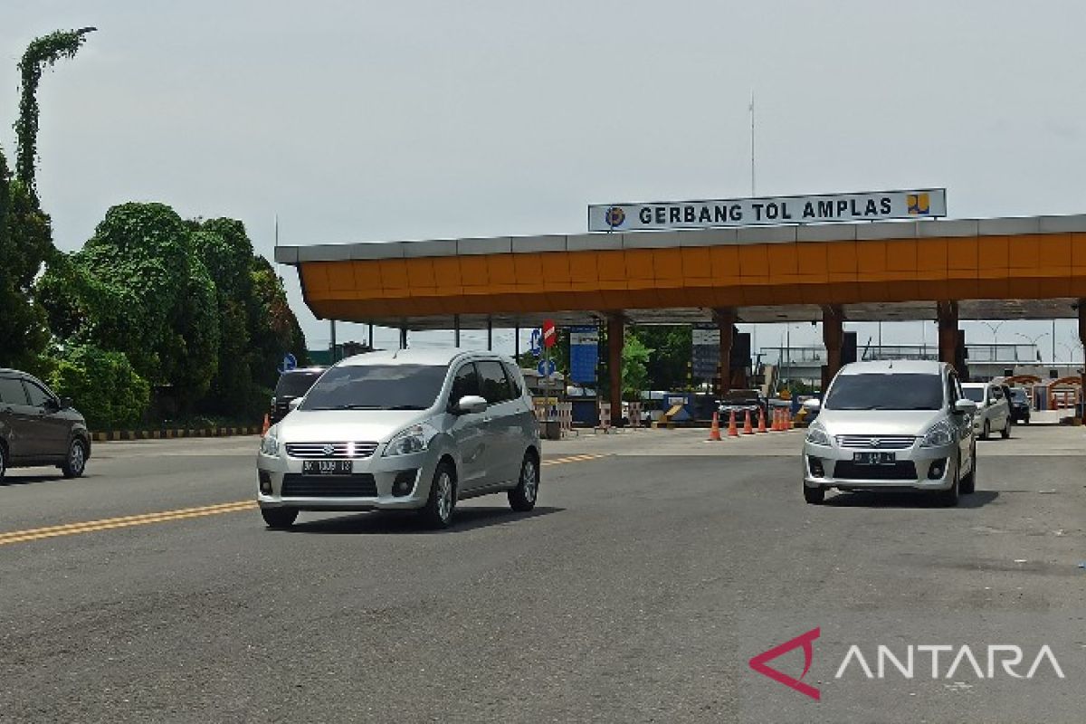 Arus kendaraan pemudik di Tol MKTT ramai pada hari pertama Lebaran