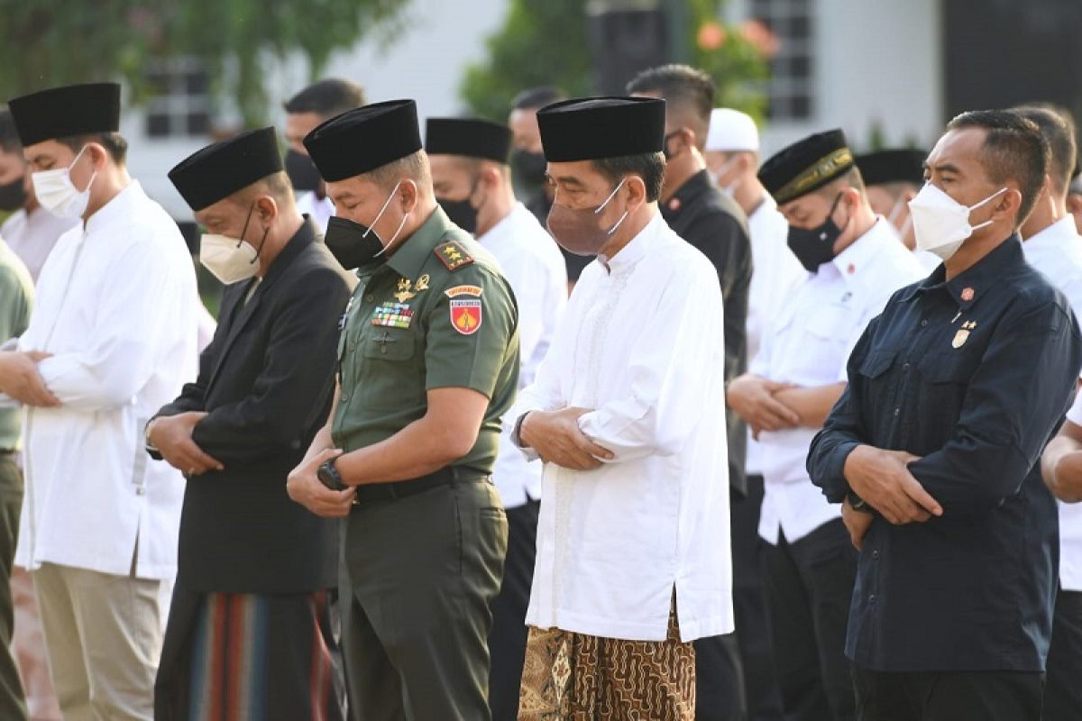 Jokowi beserta Ibu Iriana Shalat Id di halaman Gedung Agung