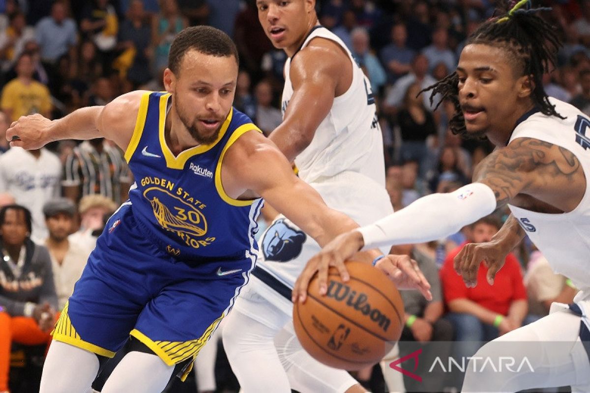 Tundukkan Grizzlies, Curry ingatkan  Warriors masih punya DNA juara