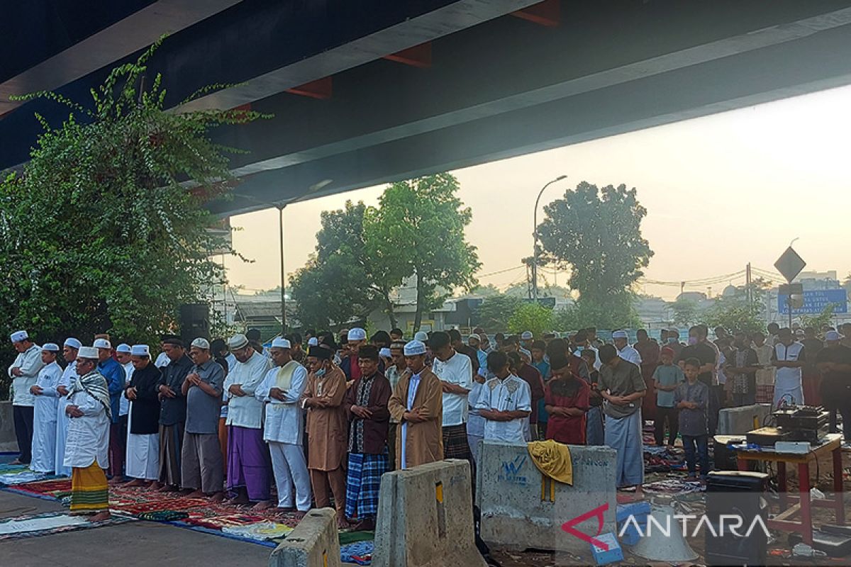 Warga Pasar Gembrong Shalat Idul Fitri di kolong Tol Becakayu