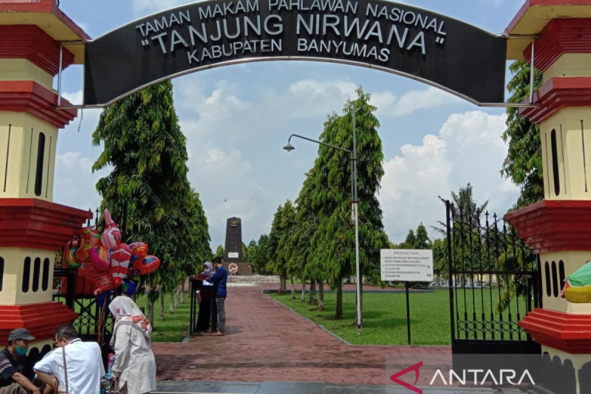 Grave visit tradition enlivens Eid celebrations in Banyumas