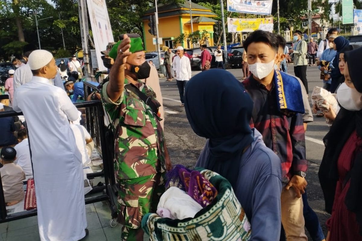 Sebagian warga laksanakan Shalat Idul Fitri 1443 H di Masjid Raya Medan