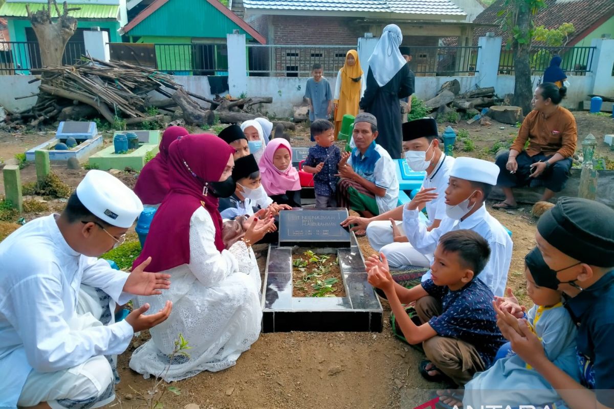 Warga Kota Bima ramai ziarah kubur pada hari pertama Lebaran