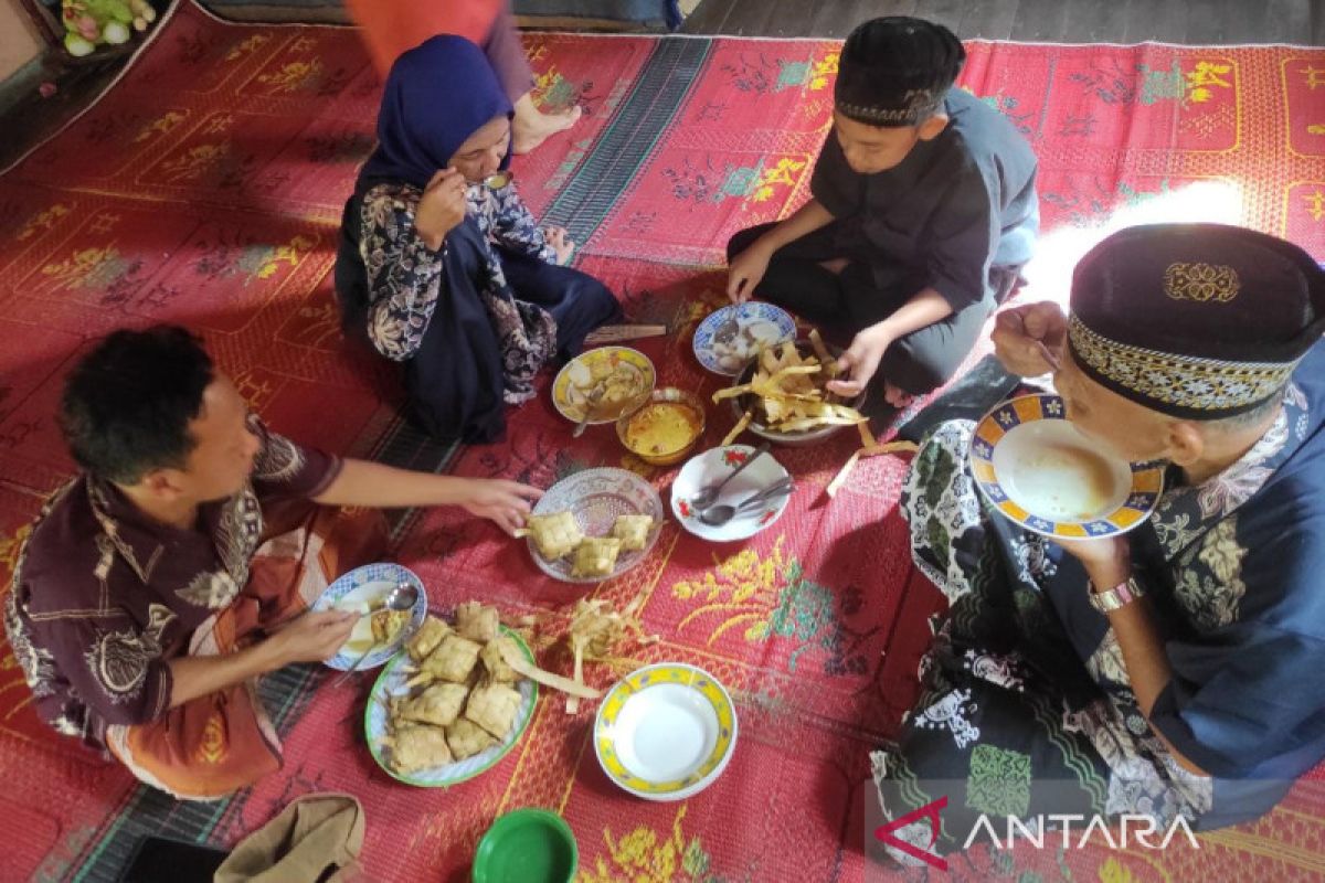 Patlau dan ketupat makanan khas Lebaran di Bengkayang